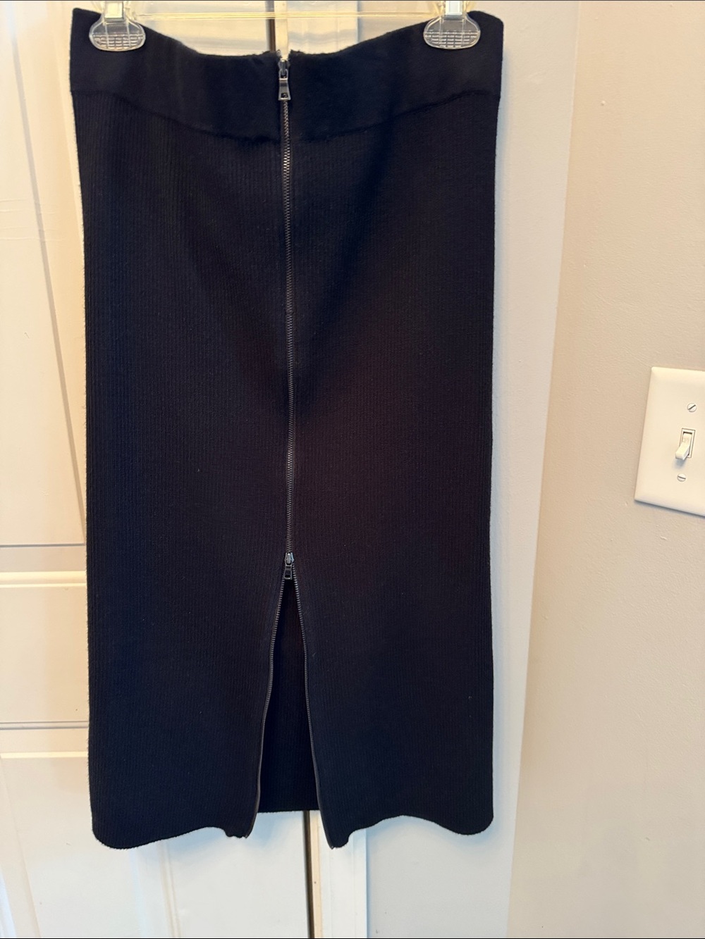 Ann Taylor Black womens Skirt size L, like new